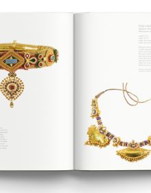 Book cover of Traditional Indian Jewellery featuring a jeweled pendant. Published by ACC Art Books.