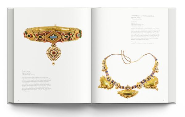 Book cover of Traditional Indian Jewellery featuring a jeweled pendant. Published by ACC Art Books.