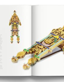 Book cover of Traditional Indian Jewellery featuring a jeweled pendant. Published by ACC Art Books.