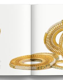 Book cover of Traditional Indian Jewellery featuring a jeweled pendant. Published by ACC Art Books.