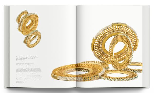 Book cover of Traditional Indian Jewellery featuring a jeweled pendant. Published by ACC Art Books.