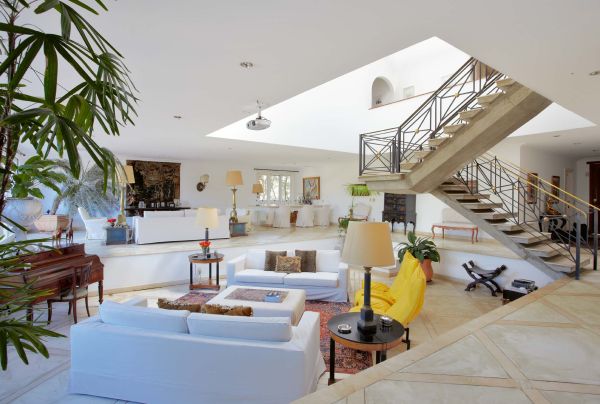 Book cover of Raul di Pace, Seeking the Essential, with a luxury property with glass front, surrounded by swimming pool. Published by Images Publishing.