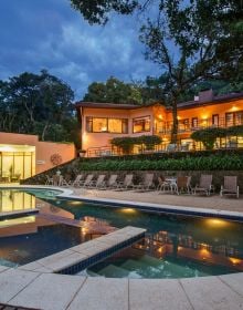 Book cover of Raul di Pace, Seeking the Essential, with a luxury property with glass front, surrounded by swimming pool. Published by Images Publishing.