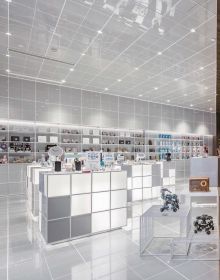 Book cover of Store Design Experience-Based Retail Interior with a retail store selling pink chairs. Publishing Images Publishing.