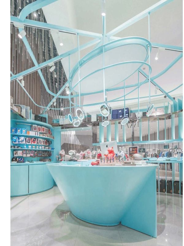 Book cover of Store Design Experience-Based Retail Interior with a retail store selling pink chairs. Publishing Images Publishing.