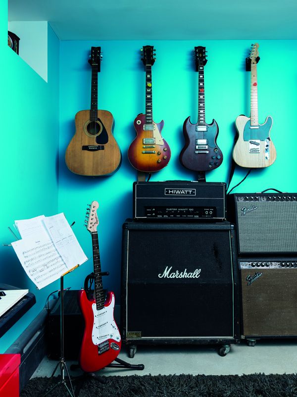 Book cover of Creative Spaces for Creative Ideas, with an artist sitting in wooden studio, with tree hammock in foreground. Published by Images Publishing.