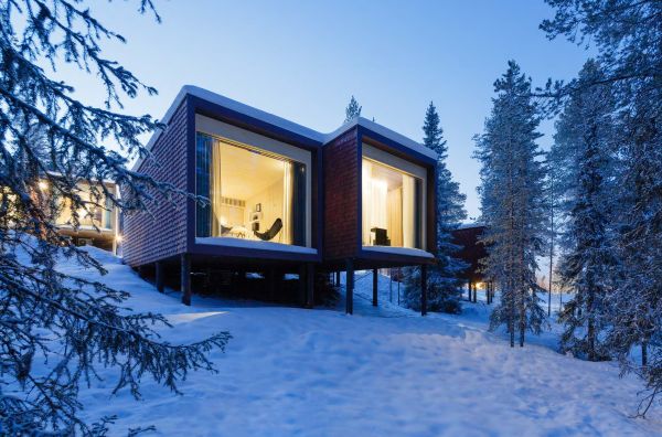 Book cover of Tree Houses: Escape to the Canopy, with a large low wooden tree house with balcony on stilts. Published by Images Publishing.
