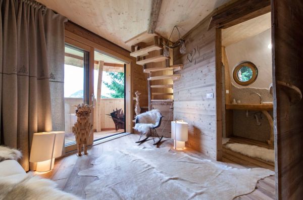 Book cover of Tree Houses: Escape to the Canopy, with a large low wooden tree house with balcony on stilts. Published by Images Publishing.