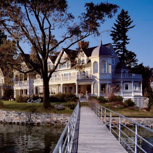 Book cover of Wadia Associates: New Classicists; Residential Architecture of Distinction, with a Queen Anne style home illuminated by dusky pink evening sky. Published by Images Publishing.