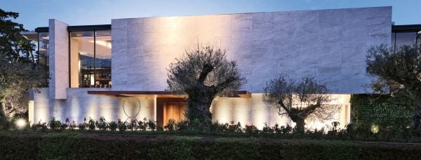 Book cover of Thomas Elliott: Directions, with a large, modern glass building. Published by Images Publishing.