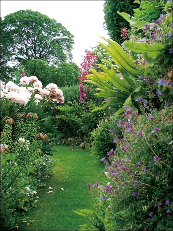 Book cover of Gertrude Jekyll: Her Art Restored at Upton Grey, featuring an aerial view of Arts and Crafts–style Manor house and formal gardens. Published by ACC Art Books.