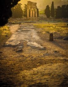 Book cover of Think Before You Shoot, with a man in trilby, sitting in street, holding cup to lips, with old box camera. Published by ORO Editions.