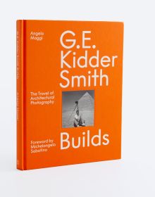 Book cover of G. E. Kidder Smith Builds: The Travel of Architectural Photography, with George Everard Kidder Smith sitting in front of Egyptian pyramid, with camera and tripod. Published by ORO Editions.