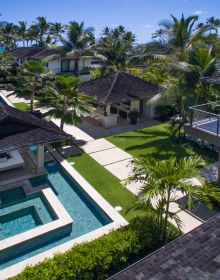 Book cover of Island Homes: Casual Elegance in Design, with an al fresco area and swimming pool, with palm trees. Published by ORO Editions.