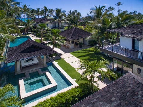 Book cover of Island Homes: Casual Elegance in Design, with an al fresco area and swimming pool, with palm trees. Published by ORO Editions.