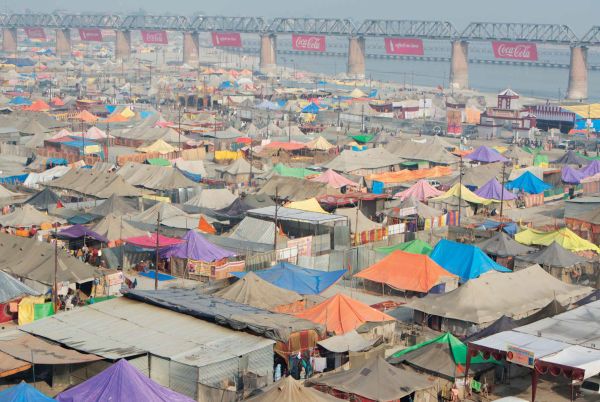 Book cover of Departures, written in Hindi language. Published by ORO Editions.