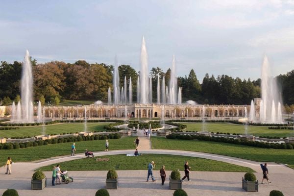 Book cover of Fountain Safari, featuring a fountain with water cascading over the edge. Published by ORO Editions.