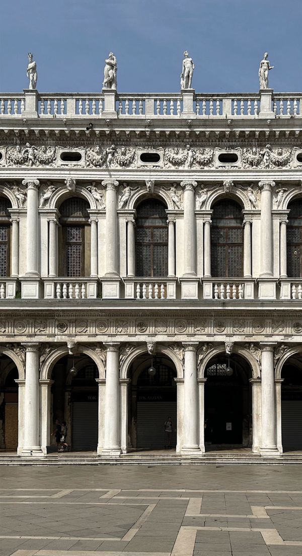 Book cover of The Venetian Facade with the Palazzo Santa Sofia palace on the Grand Canal in Venice. Published by ORO Editions.