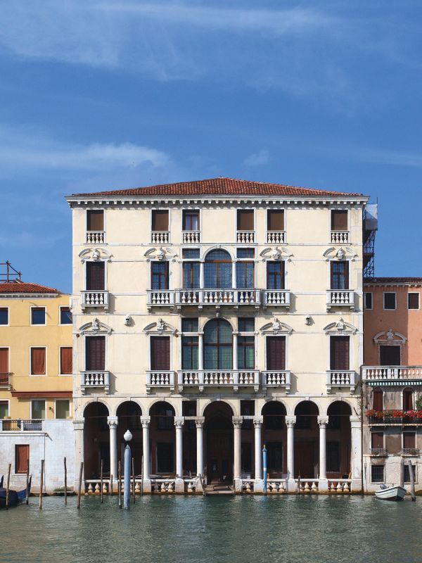 Book cover of The Venetian Facade with the Palazzo Santa Sofia palace on the Grand Canal in Venice. Published by ORO Editions.