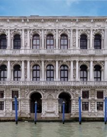 Book cover of The Venetian Facade with the Palazzo Santa Sofia palace on the Grand Canal in Venice. Published by ORO Editions.