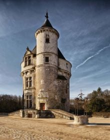 Book cover of Chenonceau: The Château on the Water; featuring the French château under a dark sky. Published by Albin Michel.
