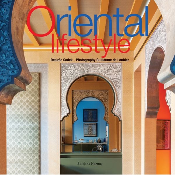 Book cover of Oriental Lifestyle, featuring an oriental style interior with decorative arched doorways. Published by Editions Norma.