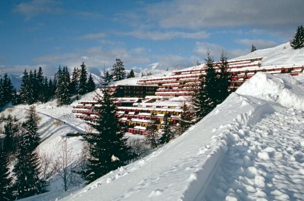 Book cover of Charlotte Perriand. Une architecte en montagne, with the architect's 1960's les arcs ski resort. Published by Editions Norma.