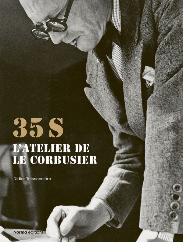 Book cover 35S. L'atelier de Le Corbusier, with the architect and designer making notes. Published by Editions Norma.