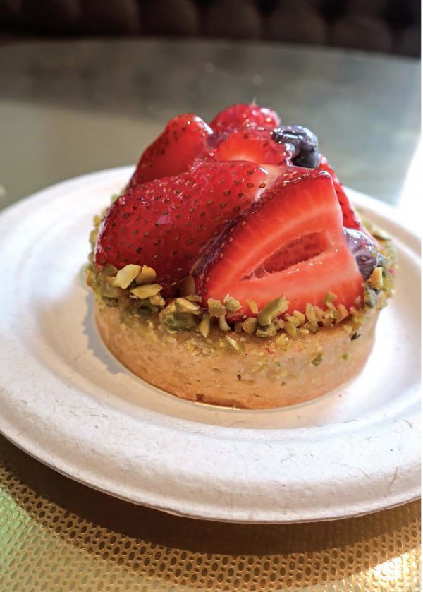 Avocado on toast, New York yellow taxi, on cover of 'The Lazy Frenchie in NYC, Lifestyle Guide for Instagram Lovers', by Lannoo Publishers.