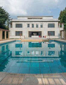 Book cover of Brussels Art Deco, Walks in the City Center; with a flat roof building and swimming pool. Published by Lannoo Publishers.