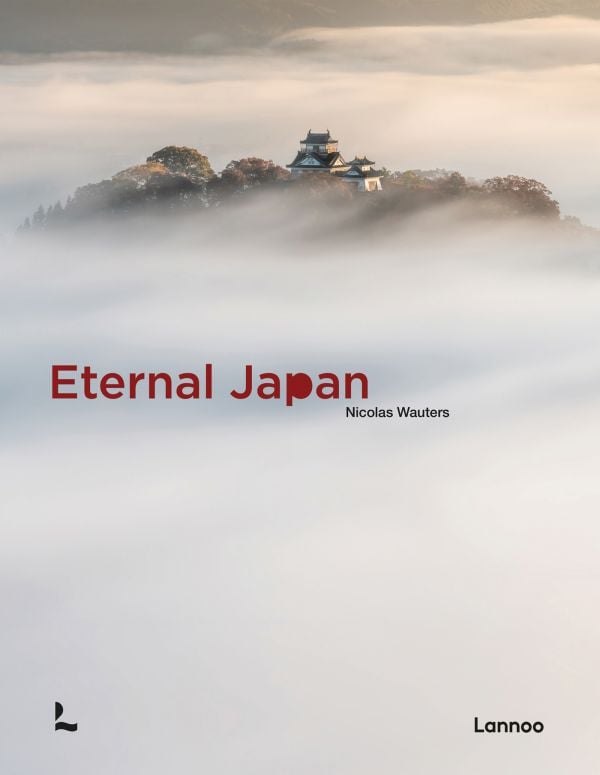 Book cover of Eternal Japan; featuring a misty landscape. Published by Lannoo Publishers.