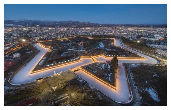 Book cover of Eternal Japan; featuring a misty landscape. Published by Lannoo Publishers.