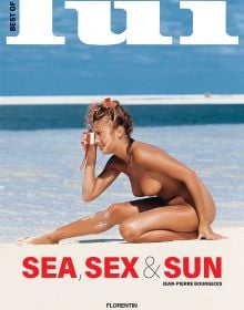 Book cover of Best of Lui: Sea, Sex & Sun; featuring a nude model posing on a sandy beach, while taking a photograph. Published by Editions Florentin.