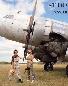 Book cover of Best of Lui: Sea, Sex & Sun; featuring a nude model posing on a sandy beach, while taking a photograph. Published by Editions Florentin.