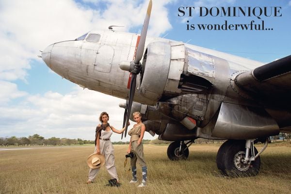 Book cover of Best of Lui: Sea, Sex & Sun; featuring a nude model posing on a sandy beach, while taking a photograph. Published by Editions Florentin.