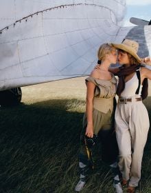 Book cover of Best of Lui: Sea, Sex & Sun; featuring a nude model posing on a sandy beach, while taking a photograph. Published by Editions Florentin.