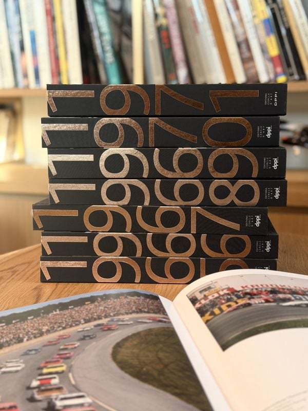 Book cover of Car Racing 1970, featuring a Fiat Abarth 2000 Sport Type SE 010 racing out of curve on track, spectators behind. Published by Editions Cercle d'Art.