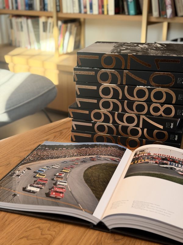 Book cover of Car Racing 1970, featuring a Fiat Abarth 2000 Sport Type SE 010 racing out of curve on track, spectators behind. Published by Editions Cercle d'Art.