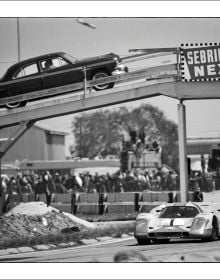 Book cover of Car Racing 1971, featuring a team working on the bodywork of a racing car. Published by Editions Cercle d'Art.