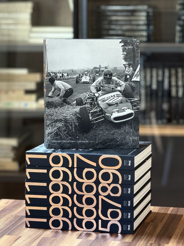 Book cover of Car Racing 1971, featuring a team working on the bodywork of a racing car. Published by Editions Cercle d'Art.