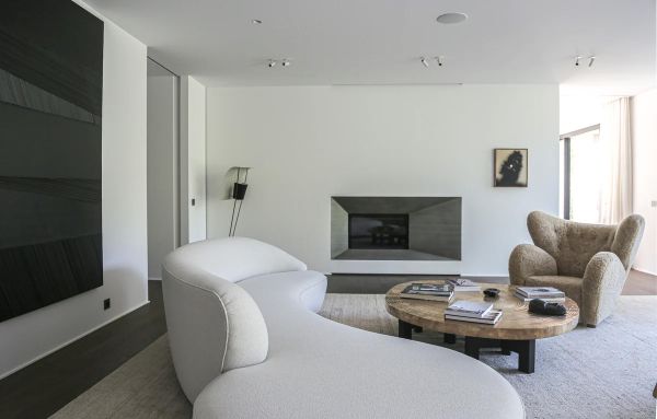 Book cover of Fragments, Guillaume Terver, with a corner of marble table, and wooden panelled wall behind. Published by Beta-Plus.