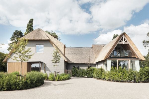 Book cover of Timeless Living Yearbook 2023, featuring a white and cream interior living room with a sofa and coffee table. Published by Beta-Plus.