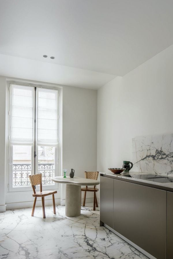 Book cover of Nec Plus Ultra, with an interior bathroom made with natural stone walls. Published by Beta-Plus.