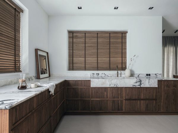 Book cover of Nec Plus Ultra, with an interior bathroom made with natural stone walls. Published by Beta-Plus.