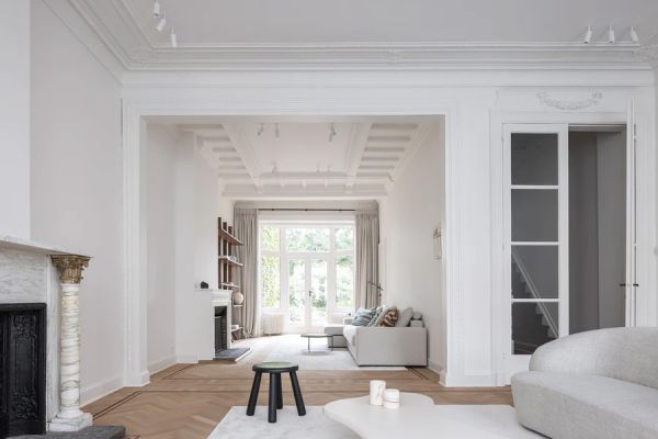 Book cover of World's Best, 50 Interiors from Around the Globe, featuring a kitchen interior of black and white marble features, and black wood, floor to ceiling storage. Published by Beta-Plus.