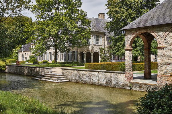 Book cover of Ivo Pauwels New Architecture Stories by Bernard De Clerck, with painted wood panels in navy, grey and brown. Published by Beta-Plus.