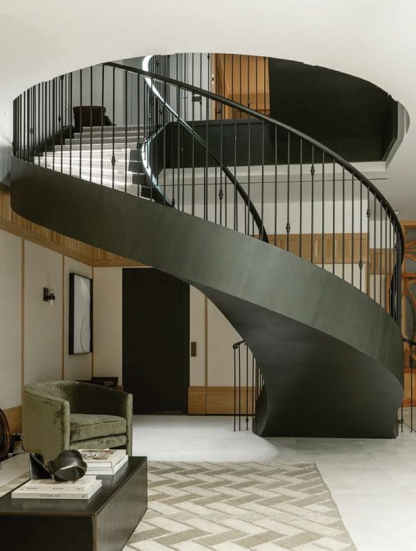 Book cover of New Cosmopolitan Living, with two dark vessels resting on wood surface, with white walls and wood corner panels behind. Published by Beta-Plus.