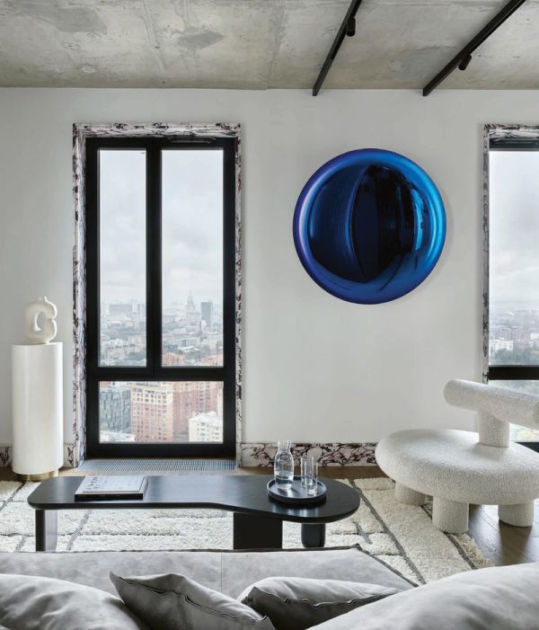 Book cover of New Cosmopolitan Living, with two dark vessels resting on wood surface, with white walls and wood corner panels behind. Published by Beta-Plus.