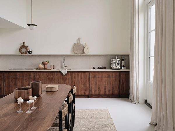 Book cover of Timeless Residences, with a pale interior hallway with stone tiled floor and two dark wood chairs with white upholstery. Published by Beta-Plus.