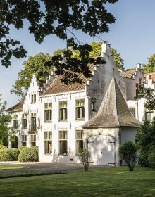 Book cover of World's Best: 50 Gardens from Around the Globe, featuring a landscaped garden with a small pond. Published by Beta-Plus.